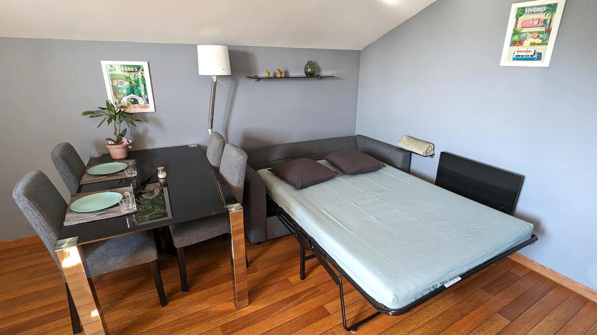 Appart Moderne Proche Plage Avec Terrasse Et Climatisation Hyeres Apartment